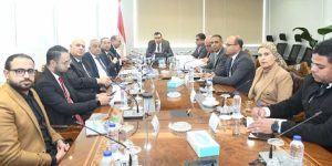 وزير الإسكان يبحث تطوير منظومة النقل الداخلي بعددٍ من المدن الجديدة