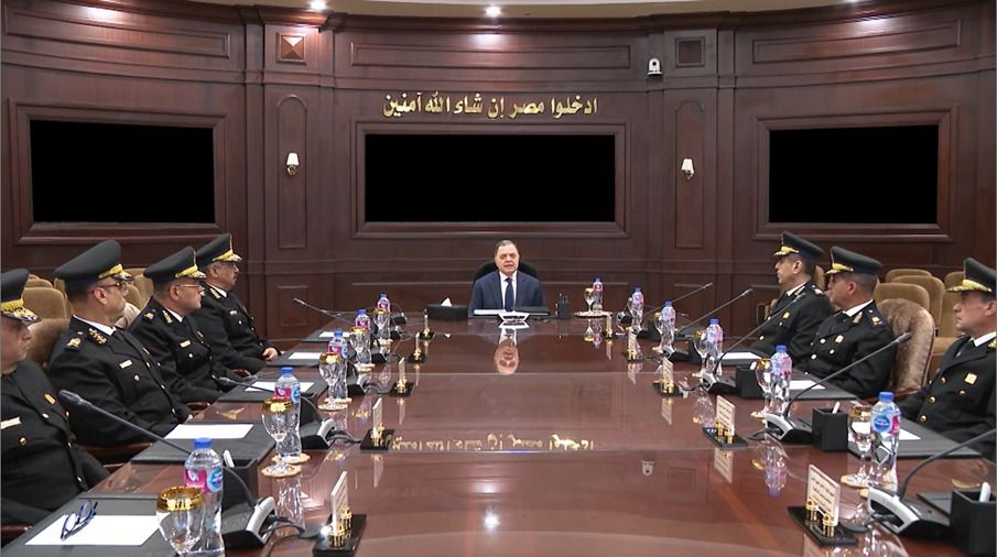 وزير الداخلية يناقش خطة تأمين رأس السنة الميلادية وأعياد المسيحين مع مساعديه