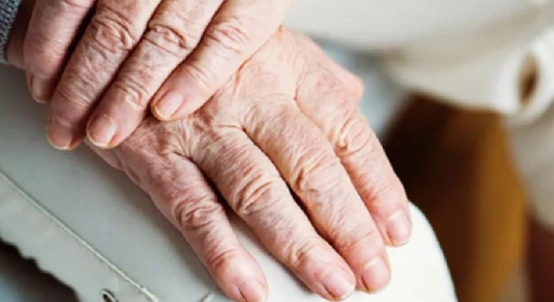10 عادات يومية قد تسرّع الشيخوخة