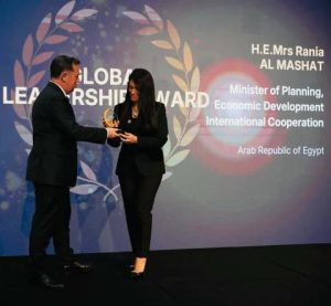 تحت رعاية أمير قطر.. وزيرة التخطيط تتسلم جائزة «القيادة الدولية» من معهد «شوازيل»