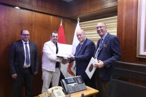 رئيس ميناء القاهرة الجوي يكرم مجموعة من العاملين لتفانيهم في العمل