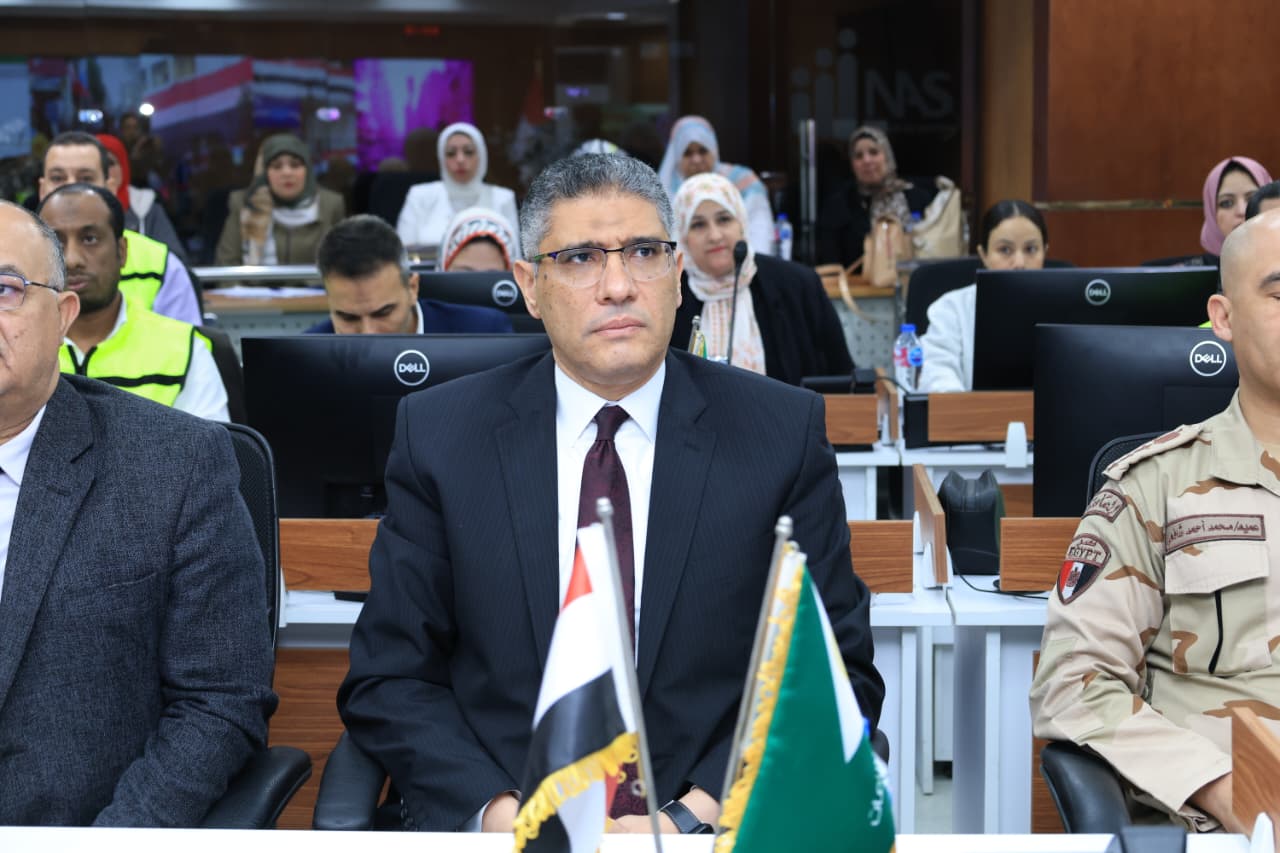 محافظ الجيزة يتابع فتح لجان الدائرة الثامنة “إمبابة والمنيرة الغربية” من داخل مركز السيطرة