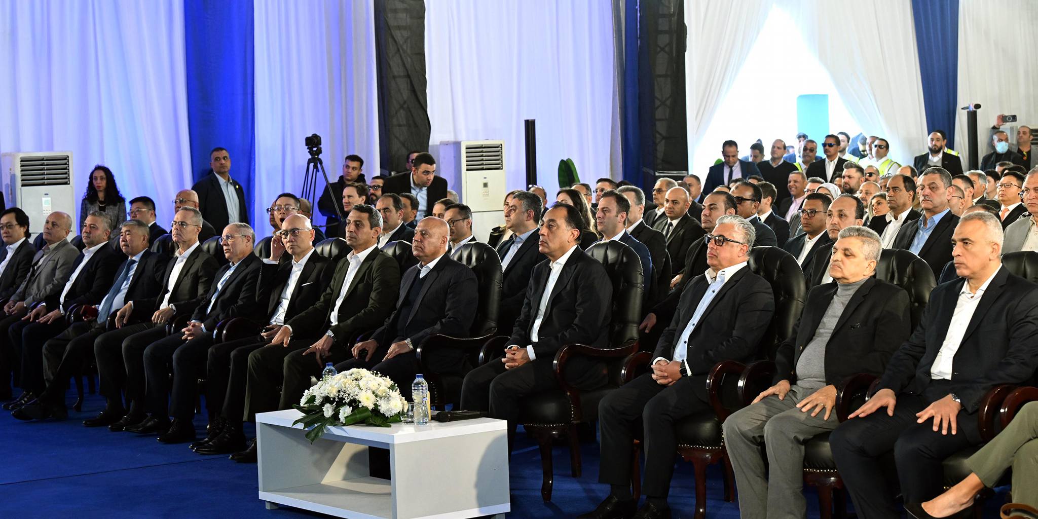 رئيس الوزراء يتفقد أرصفة محطة البحر الأحمر للحاويات