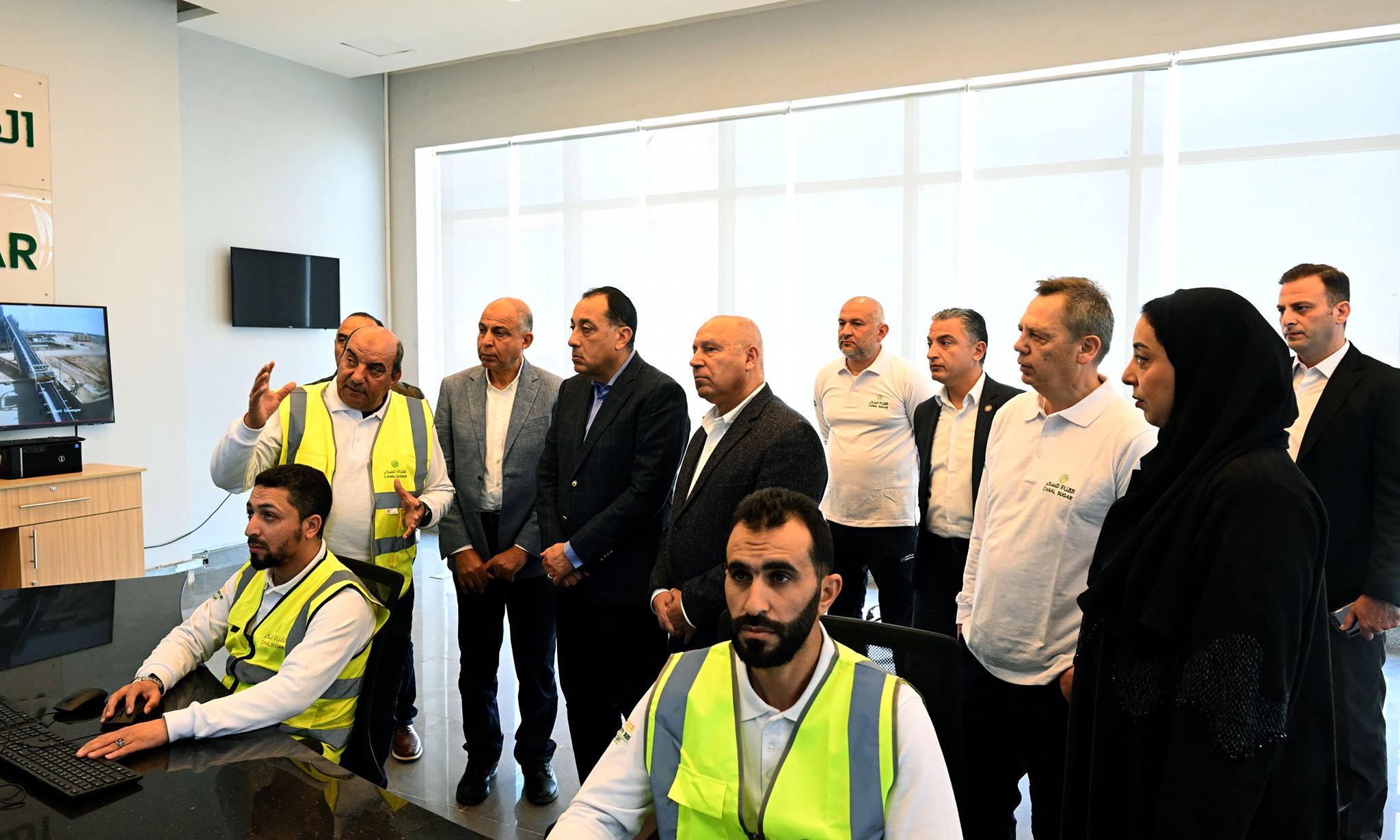 رئيس الوزرء يتفقد التشغيل التجريبي لمصنع شركة القناة للسكر