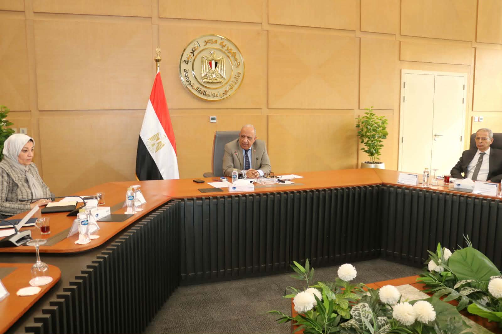 وزير الكهرباء يجتمع باللجنة الاستراتيجية لتنفيذ برامج العمل