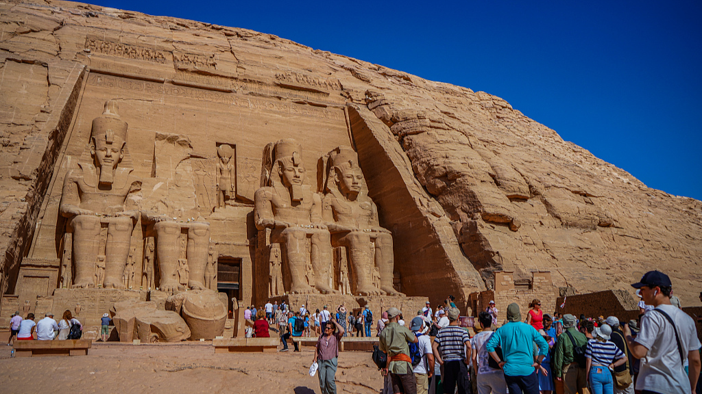 ​بأداء استثنائي.. السياحة المصرية تكسر حاجز الـ 19 مليون سائح في 2025 وتقفز بـ 21%