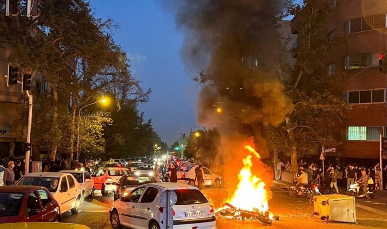 إيران على صفيح ساخن.. احتجاجات داخلية واعتقالات واسعة، وتصعيد أمريكي مفتوح