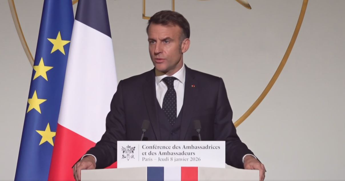 الرئيس الفرنسي يهاجم خطوات واشنطن بشأن «مادورو» وجرينلاند