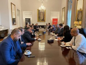 الصحة: اجتماع موسع مع السفارة البريطانية لتعزيز الاستثمار الصحي وتطوير المنشآت الطبية