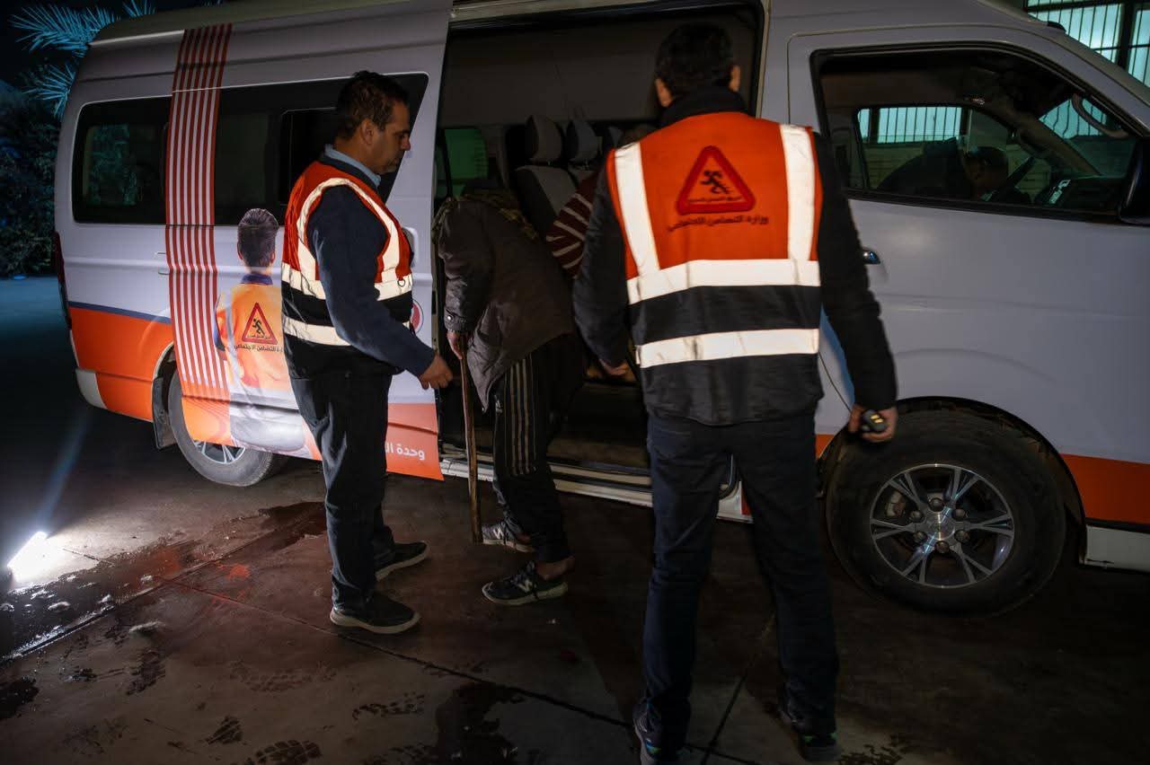 التضامن تكثف الحملات الليلية لإنقاذ بلا مأوى وتنقل 3 مسنين إلى مجمع حياة