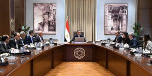 مدبولي يبحث فرص تعزيز توطين صناعة السيارات