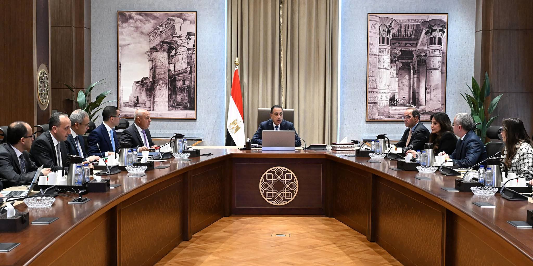 مدبولي يبحث فرص تعزيز توطين صناعة السيارات