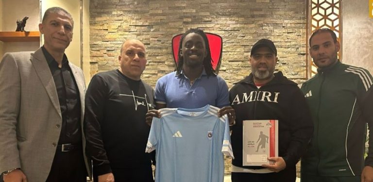 لاعب غزل المحلة الجديد مع مسئولي النادي