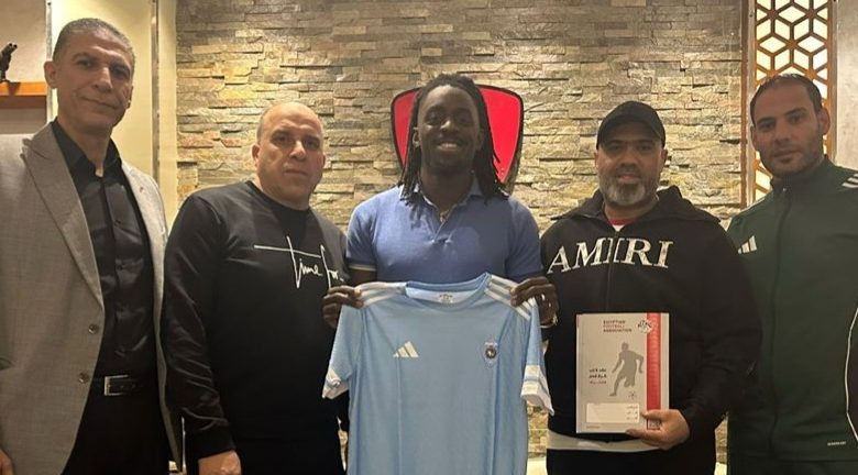 لاعب غزل المحلة الجديد مع مسئولي النادي