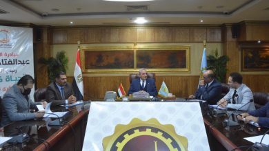 محافظ الغربية خلال إجتماعه مع رؤساء المدن والأحياء