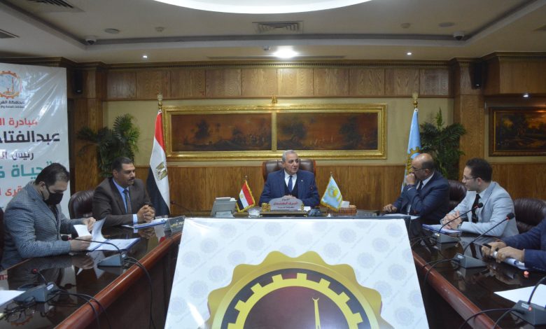 محافظ الغربية خلال إجتماعه مع رؤساء المدن والأحياء