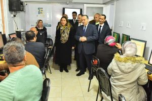 محافظ أسيوط ونائب وزير الاتصالات يتفقدان مركزًا تدريبيًا لتنمية القدرات الرقمية للمواطنين