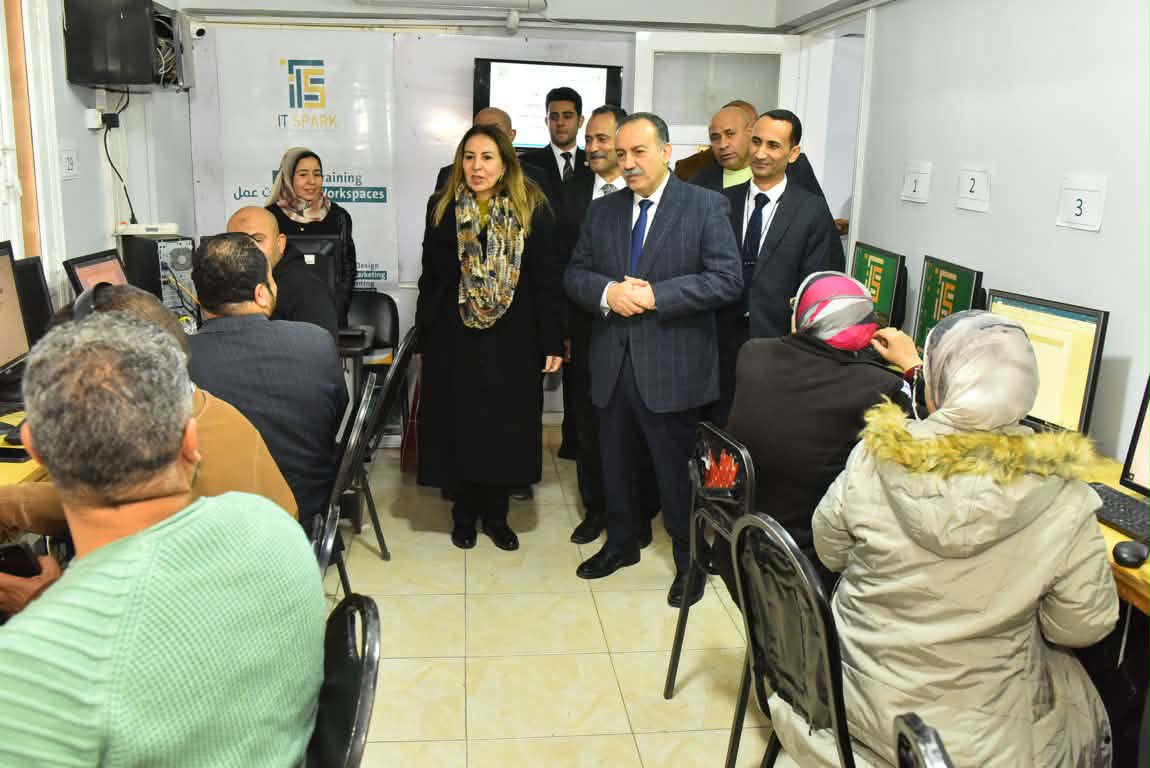 محافظ أسيوط ونائب وزير الاتصالات يتفقدان مركزًا تدريبيًا لتنمية القدرات الرقمية للمواطنين