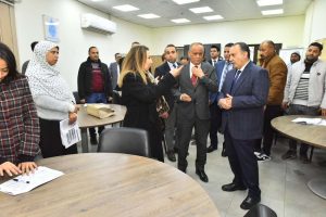 محافظ أسيوط ونائب وزير الاتصالات يتفقدان مركز خدمات مياه الشرب بحي غرب ويشيدان بالتحول الرقمي
