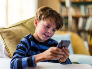 بعد توجيهات الرئيس.. خبراء يحذرون: الهواتف الذكية تهدد صحة وخصوصية الأطفال