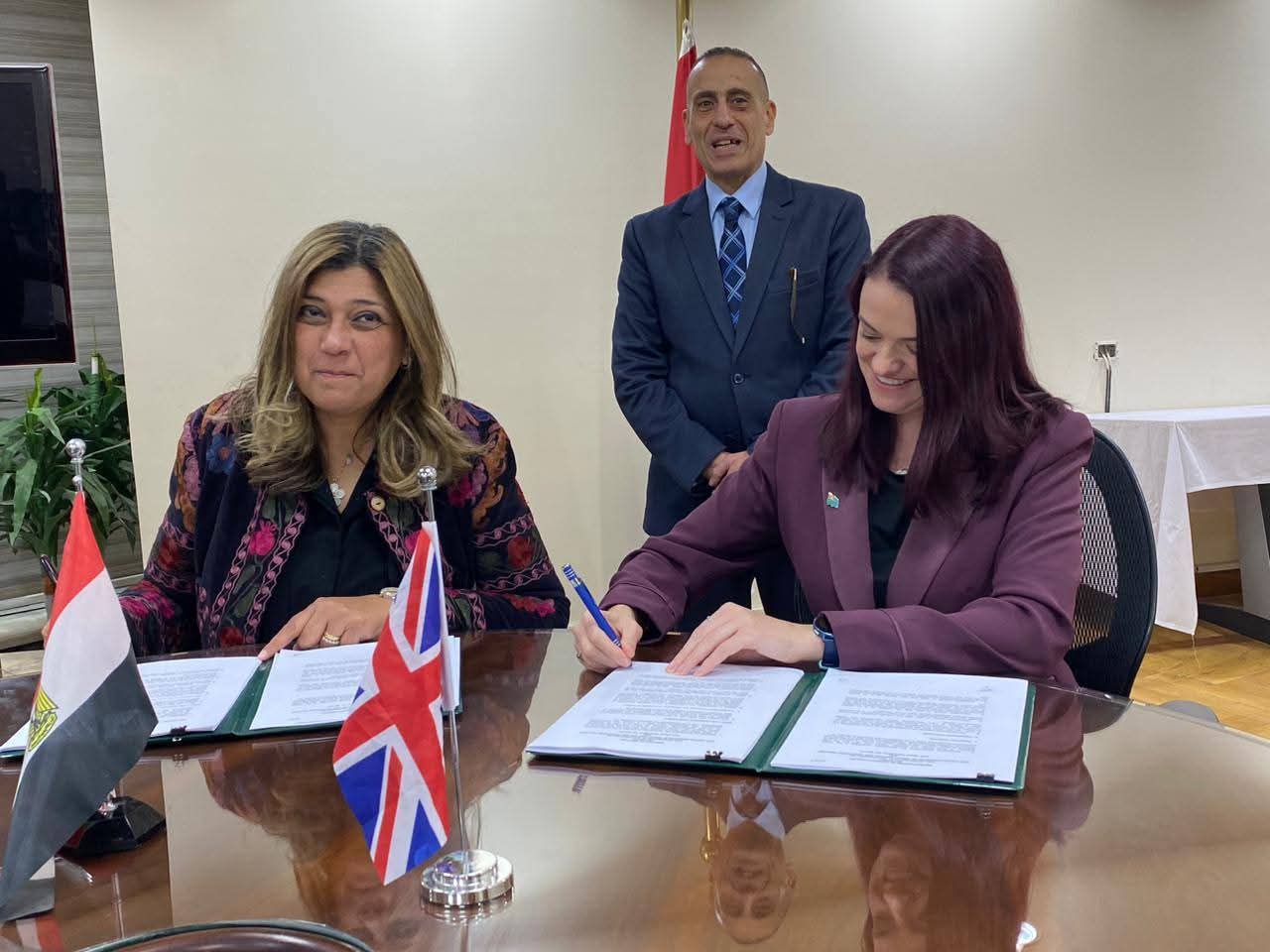 مصر والمملكة المتحدة تبحثان تحديث اتفاقية النقل الجوي وتوقّعان بالأحرف الأولى مذكرة تفاهم لزيادة التشغيل بين الجانبين