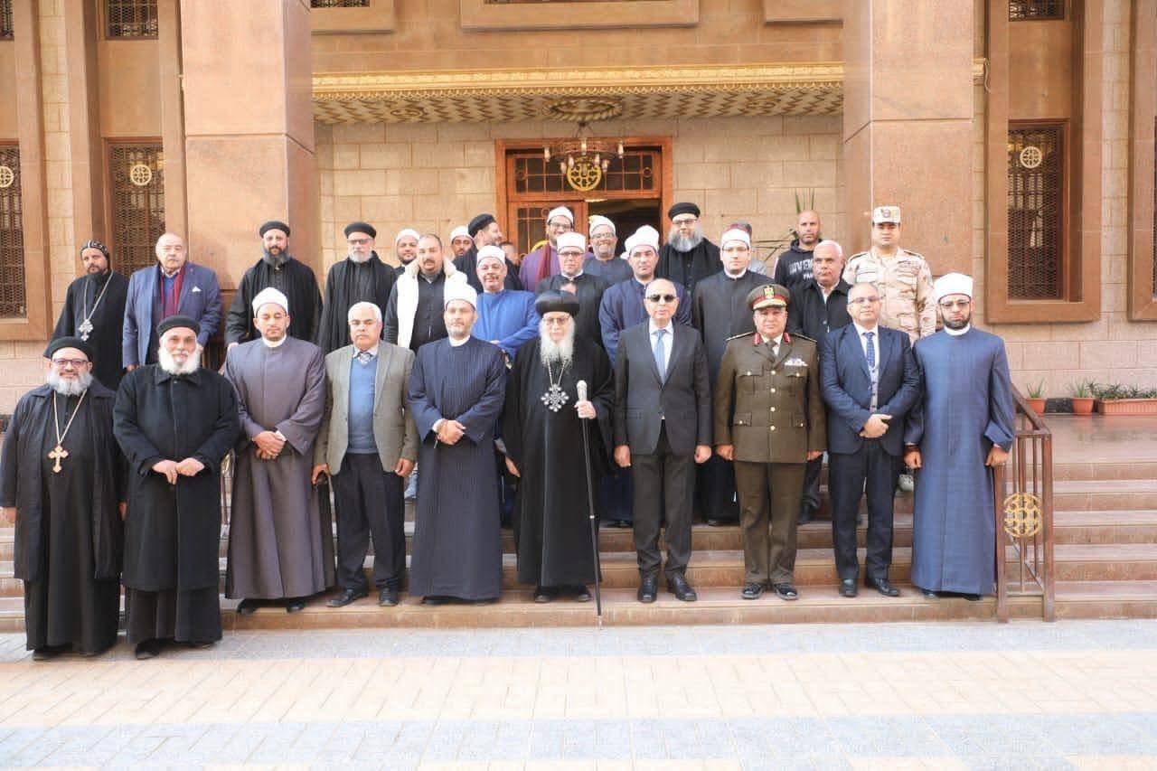 محافظ المنيا من المطرانية: مصر ستبقى نموذجاً للتعايش والمحبة