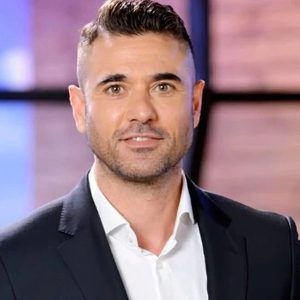 أحمد عز يكشف حقيقة زواجه من مساعدته الخاصة