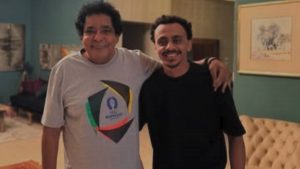 كزبرة يثير الجدل بتعليق على صورته برفقة محمد منير