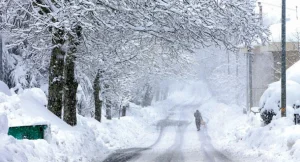 عاصفة ثلجية تلغي 10 آلاف رحلة جوية بالولايات المتحدة