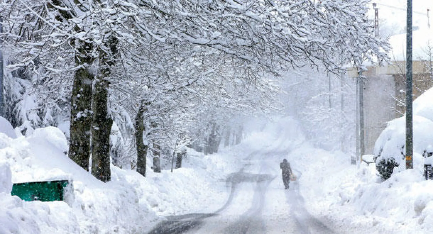عاصفة ثلجية تلغي 10 آلاف رحلة جوية بالولايات المتحدة