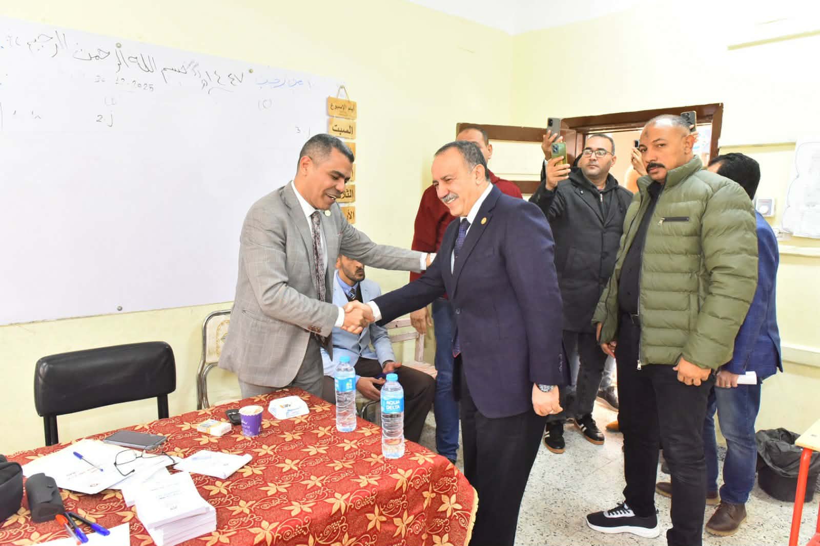 محافظ أسيوط يتفقد اللجان الانتخابية بحي غرب لمتابعة سير جولة الإعادة