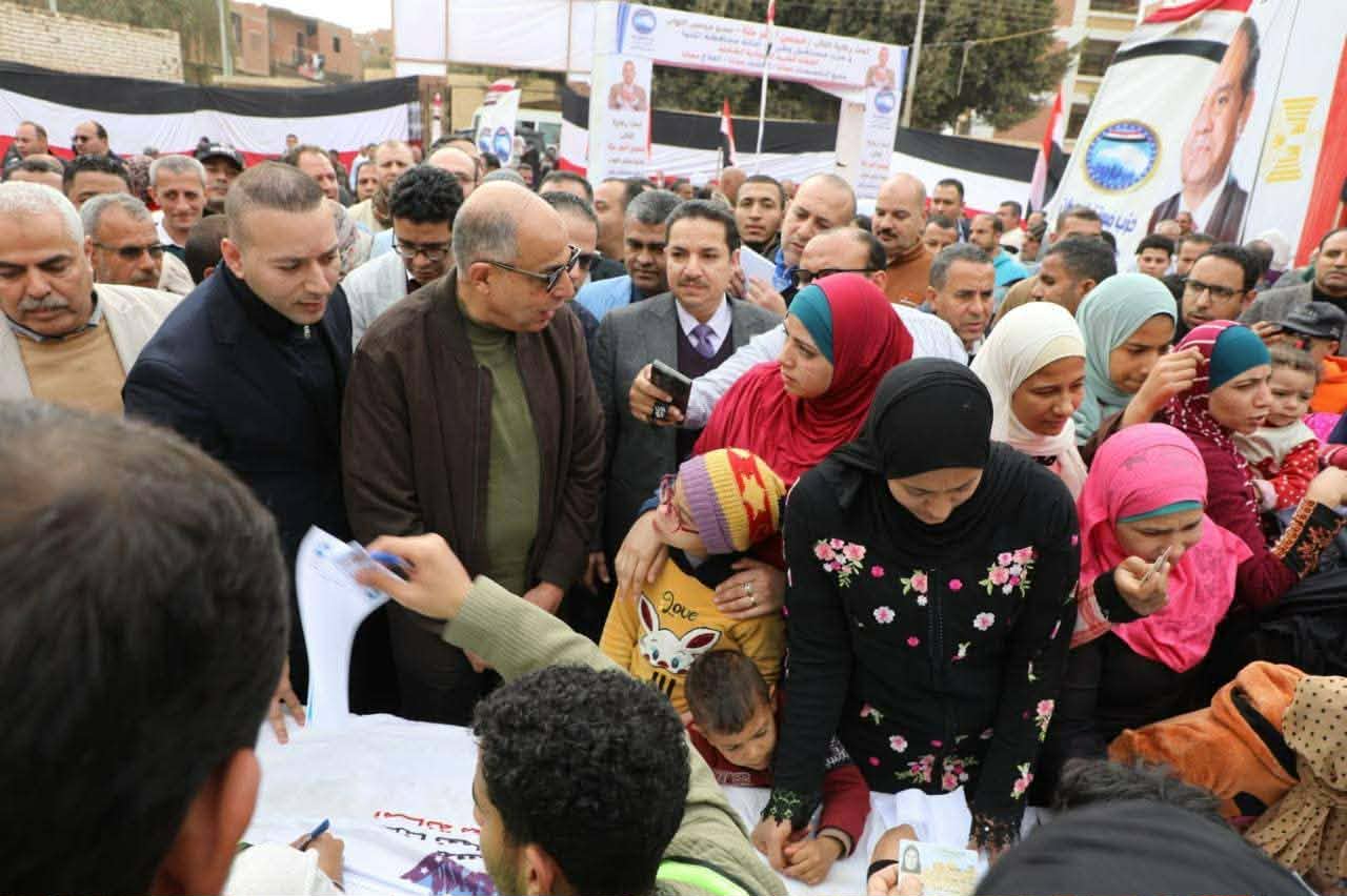 محافظ المنيا يشيد بالقوافل الطبية المجانية ودورها في دعم المنظومة الصحية