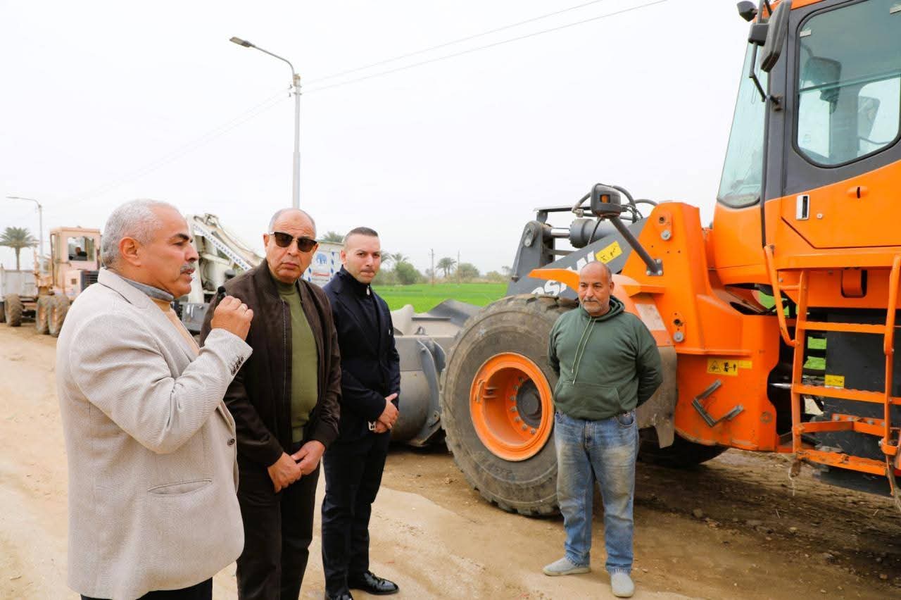 محافظ المنيا يتفقد اصطفاف معدات مغاغة ويتابع تمهيد طريق طنبدى بطول 5 كيلومترات