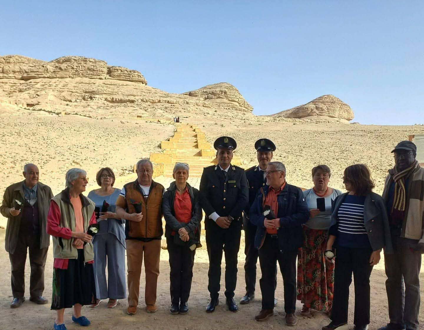 توزيع هدايا تذكارية على الأفواج السياحية بالمنيا بالتزامن مع احتفالات عيد الشرطة