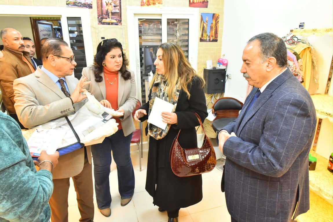 لدعم الأسر المنتجة.. محافظ أسيوط ونائب وزير الاتصالات يتفقدان بازار «كيان»