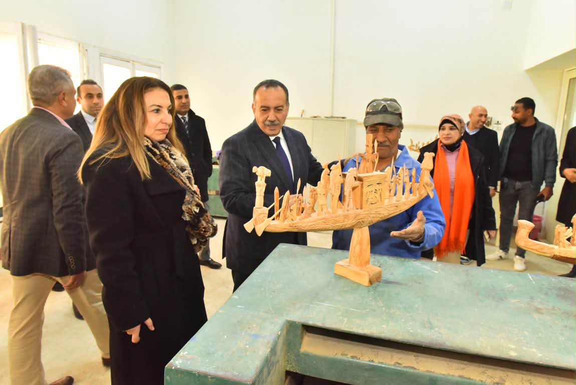 محافظ أسيوط ونائب وزير الاتصالات يتفقدان مركز «خان الخليلي» للحرف التراثية