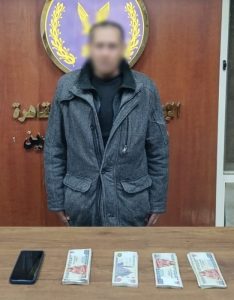 ضبط عاطل سرق مبلغًا ماليًا من مُصلٍ داخل مسجد بالقاهرة بأسلوب “المغافلة”