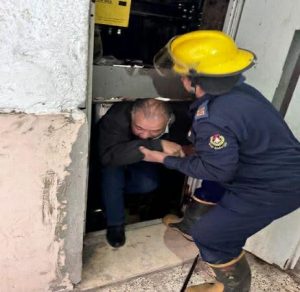 إنقاذ مواطن احتجز  داخل مصعد بالفيوم