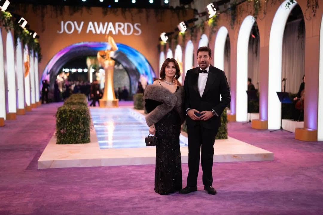شاهد | النجوم على السجادة المخملية.. ثنائيات تتصدر مشهد الإطلالات في  Joy Awards