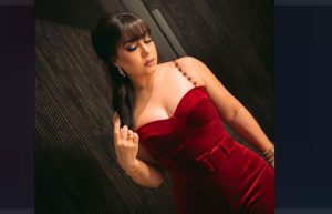 بوسي تخطف الأنظار بإطلالة جريئة خلال أحدث ظهور لها