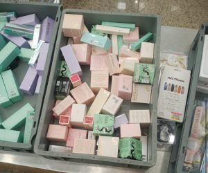 ضبط راكب حاول تهريب ألف سماعة أذن في مطار سفنكس