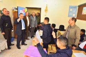 محافظ أسيوط يطمئن من داخل اللجان على انتظام امتحانات صفوف النقل