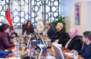 وزيرة التنمية المحلية  تبحث آخر مستجدات إعداد خطة الاستجابة المتدرجة لإدارة نوبات تلوث الهواء الحادة