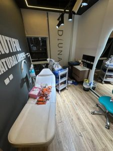 تديرها اجنبية منتحلة صفة طبيب..اغلاق عيادة “ديونا” للجلدية والليزر بالقاهرة الجديدة