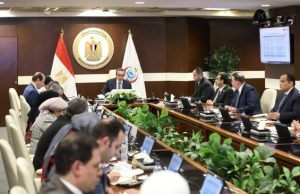 وزير الصحة يناقش الخطة الاستثمارية ويتابع مستجدات مرحلتين من منظومة التأمين الصحي الشامل