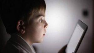 خبراء يحذرون: غياب الضوابط الرقمية يهدد أطفالنا ويطالبون بتشريعات حاسمة