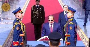 الرئيس السيسي يضع إكليل زهور على نصب شهداء الشرطة خلال احتفالية عيد الشرطة الـ74