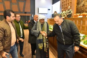 سلمه شهادة محو الأمية.. محافظ أسيوط يكرم مسنًا في التسعين ليصبح أيقونة للإرادة والأمل