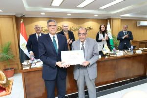 محافظ الجيزة يكرم رئيس جهاز التفتيش والمتابعة الميدانية