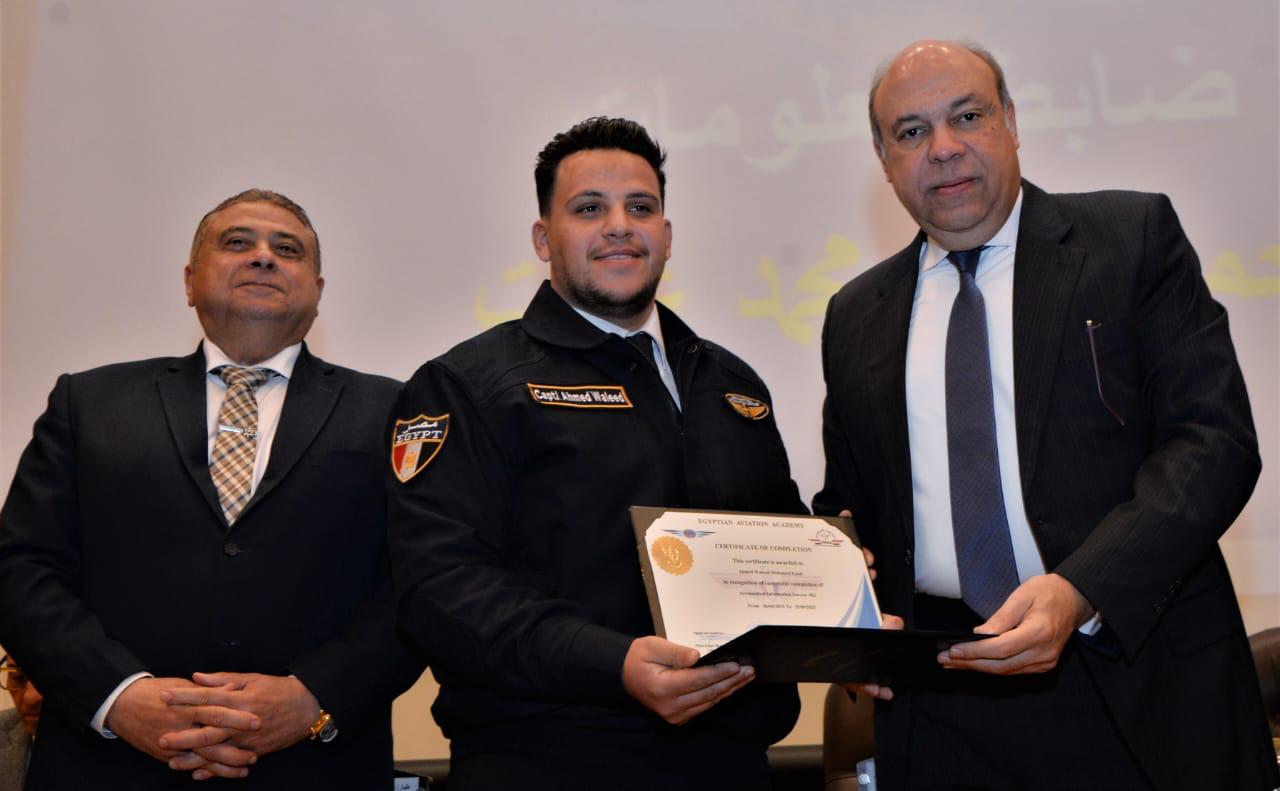 وزير الطيران المدني يشهد تخرج دفعة جديدة من طلاب البرنامج المتكامل لمعلومات الطيران